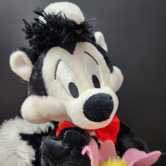 PEPÉ Le Pew I Pick You Talking Plush with Daisy Hallmark Looney Tunes - Picture 3 of 9